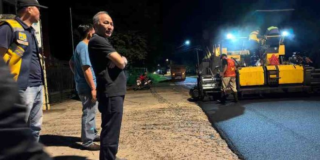 Sekda Muba, Apriyadi meliaht langsung proyek pembanguna jalan di Kota Sekayu, Minggu (7/7/2024) malam. Foto : Kominfo Muba.