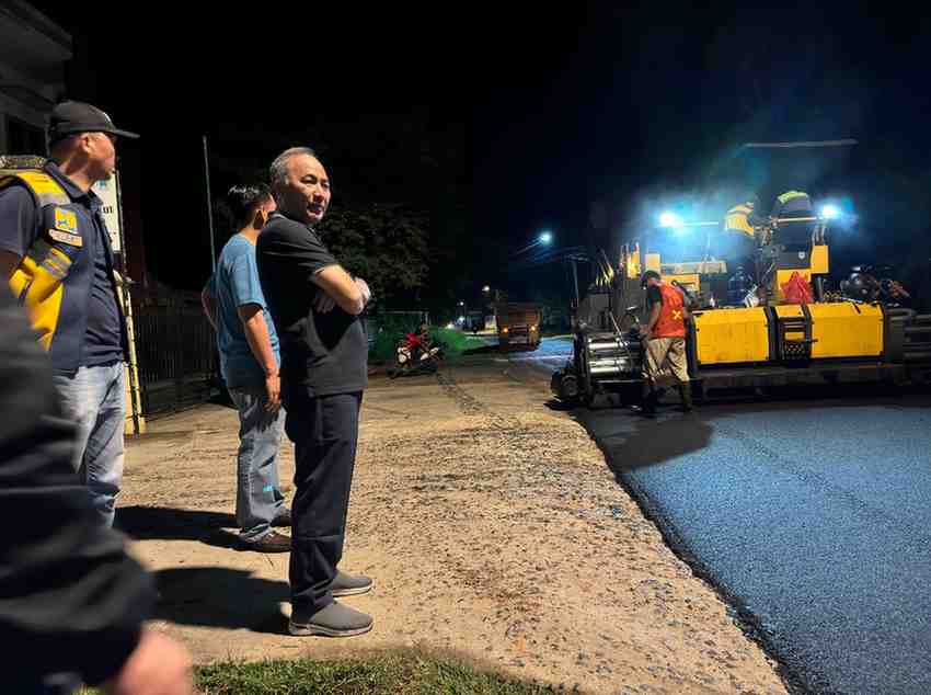 Sekda Muba, Apriyadi meliaht langsung proyek pembanguna jalan di Kota Sekayu, Minggu (7/7/2024) malam. Foto : Kominfo Muba.