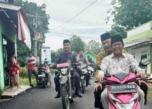 Sekda Muba, Apriyadi menaiki motor bersama puluhan Tokoh Masyarakat dan Perangkat Desa Teluk Kijing Kecamatan Lais Kabupaten Muba, Selasa (9/7/2024). Foto: Kominfo Muba.