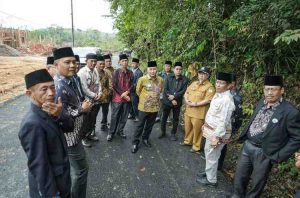Cabup Muba, Apriyadi bersama sejumlah tokoh masyarakat Teluk Kijing, Selasa (9/7/2024). Foto: Tim Apriyadi.