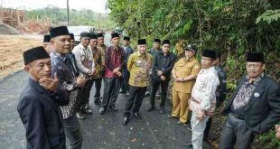 Cabup Muba, Apriyadi bersama sejumlah tokoh masyarakat Teluk Kijing, Selasa (9/7/2024). Foto: Tim Apriyadi.