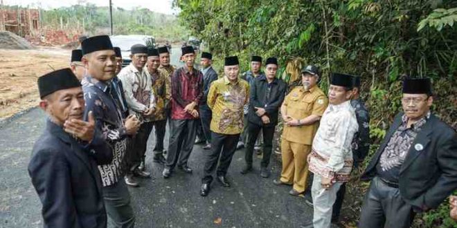Cabup Muba, Apriyadi bersama sejumlah tokoh masyarakat Teluk Kijing, Selasa (9/7/2024). Foto: Tim Apriyadi.