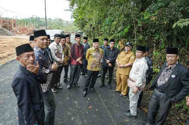 Cabup Muba, Apriyadi bersama sejumlah tokoh masyarakat Teluk Kijing, Selasa (9/7/2024). Foto: Tim Apriyadi.