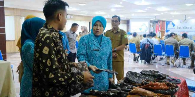 Ketua TP PKK Kabupaten Muba Hj Triana Sandi Fahlepi, Para Camat dan Kepala Perangkat Daerah Kabupaten Muba hadir pada sosialisasi Komunitas Informasi Masyarakat (KIM), Selasa (30/7/2024). Foto: Kominfo Muba.