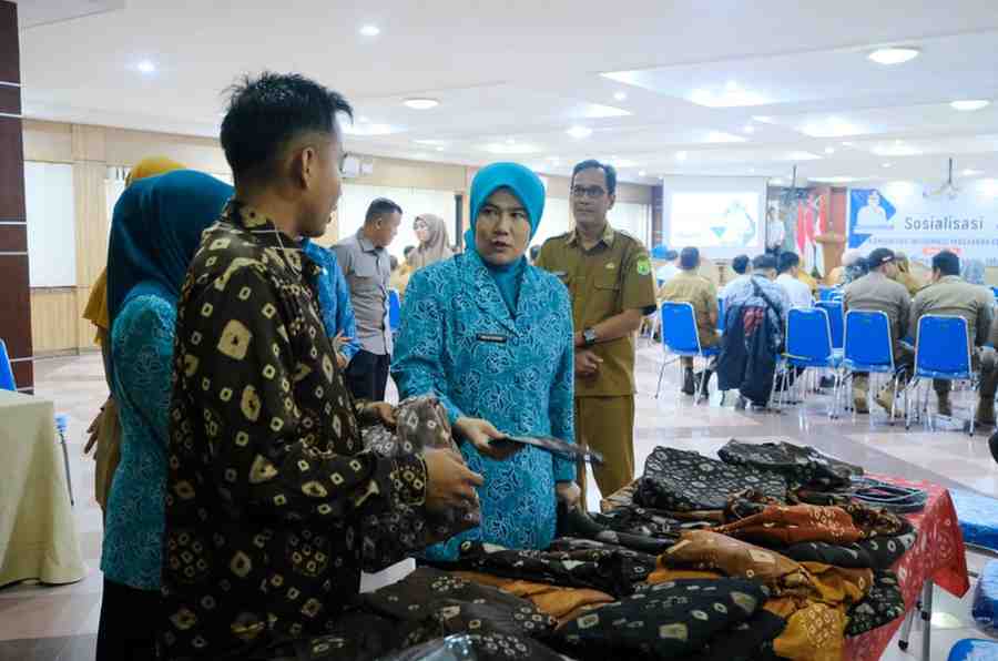 Ketua TP PKK Kabupaten Muba Hj Triana Sandi Fahlepi, Para Camat dan Kepala Perangkat Daerah Kabupaten Muba hadir pada sosialisasi Komunitas Informasi Masyarakat (KIM), Selasa (30/7/2024). Foto: Kominfo Muba.