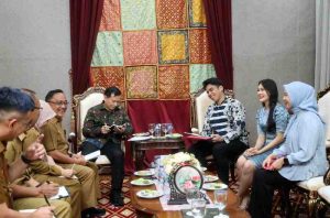 Penjabat (Pj) Gubernur Sumatera Selatan (Sumsel) Elen Setiadi, S.H, M. S.E, menerima audiensi Founder Tritrade Indonesia Sangga Buana, dalam arangka festival viral foot, Rabu (24/7/2024). Foto: Humas Pemprov Sumsel.