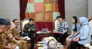 Penjabat (Pj) Gubernur Sumatera Selatan (Sumsel) Elen Setiadi, S.H, M. S.E, menerima audiensi Founder Tritrade Indonesia Sangga Buana, dalam arangka festival viral foot, Rabu (24/7/2024). Foto: Humas Pemprov Sumsel.