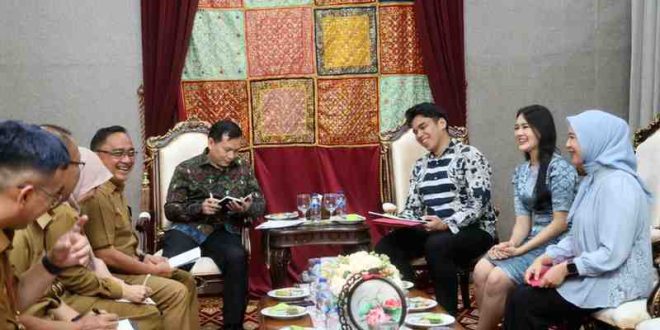 Penjabat (Pj) Gubernur Sumatera Selatan (Sumsel) Elen Setiadi, S.H, M. S.E, menerima audiensi Founder Tritrade Indonesia Sangga Buana, dalam arangka festival viral foot, Rabu (24/7/2024). Foto: Humas Pemprov Sumsel.