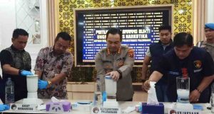Kapolrestabes Palembang, Kombes Pol Dr Harryo Sugihhartono, didampingi Kasat Reskrim Narkoba, AKBP Mario Ivanry memusnakan sabu sebanyal 1,4 kg, Jumat (12/7/2024). Foto: Sumselheadline/Ela.