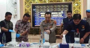 Kapolrestabes Palembang, Kombes Pol Dr Harryo Sugihhartono, didampingi Kasat Reskrim Narkoba, AKBP Mario Ivanry memusnakan sabu sebanyal 1,4 kg, Jumat (12/7/2024). Foto: Sumselheadline/Ela.