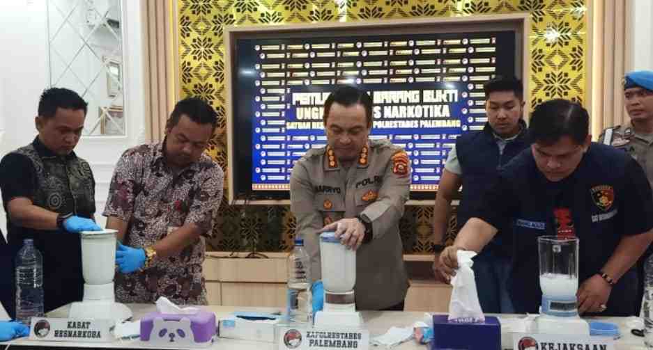 Kapolrestabes Palembang, Kombes Pol Dr Harryo Sugihhartono, didampingi Kasat Reskrim Narkoba, AKBP Mario Ivanry memusnakan sabu sebanyal 1,4 kg, Jumat (12/7/2024). Foto: Sumselheadline/Ela.