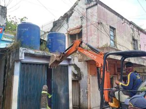 Petugas Pol PP membongkar toko dan WC liar di kawasan 16 Ilir Palembang, Senin (1/7/2024).Foto: Sumselheadline/Pitria.