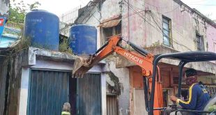 Petugas Pol PP membongkar toko dan WC liar di kawasan 16 Ilir Palembang, Senin (1/7/2024).Foto: Sumselheadline/Pitria.