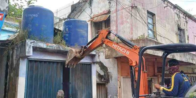 Petugas Pol PP membongkar toko dan WC liar di kawasan 16 Ilir Palembang, Senin (1/7/2024).Foto: Sumselheadline/Pitria.