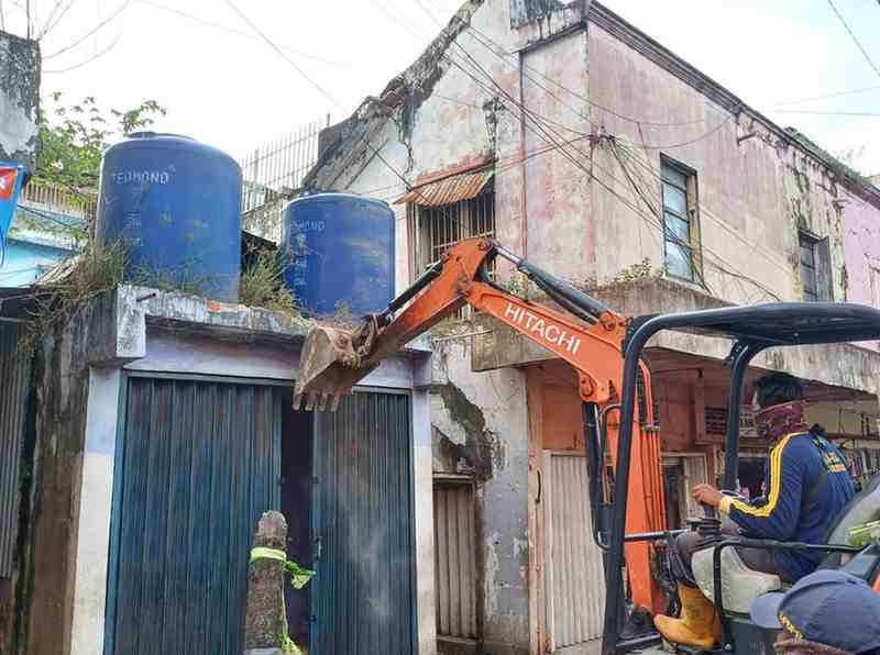 Petugas Pol PP membongkar toko dan WC liar di kawasan 16 Ilir Palembang, Senin (1/7/2024).Foto: Sumselheadline/Pitria.