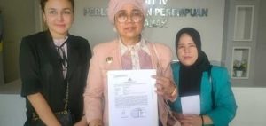Tim dari Kantor Hukum Dr Hj Nurmalah,SH,MH usai melapor kasus bullying di sebuah SD di Palembang, Rabu (3/7/2024). Foto: Sumselheadline/Ela.