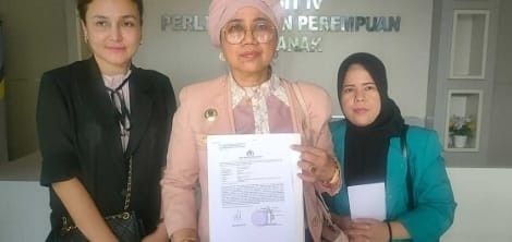 Tim dari Kantor Hukum Dr Hj Nurmalah,SH,MH usai melapor kasus bullying di sebuah SD di Palembang, Rabu (3/7/2024). Foto: Sumselheadline/Ela.