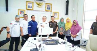 Pj Bupati Muba, Sandi Fahlepi menandantangani pembaharuan pengadaan tanah penetapan lokasi (Penlok) pembangunan Tol Betung (Simpang Sekayu) - Tempino - Jambi di Kabupaten Muba, Kamis (25/7/2024). Foto: Kominfo Muba.