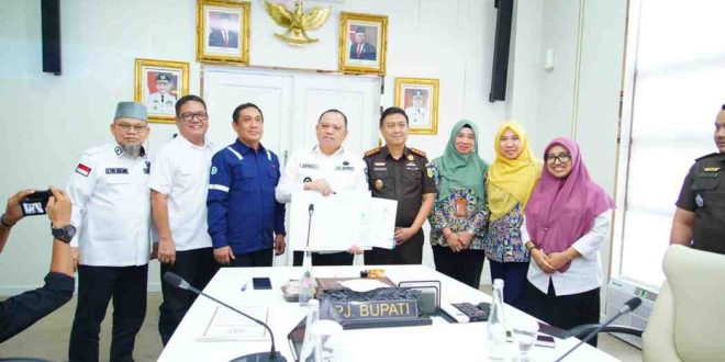 Pj Bupati Muba, Sandi Fahlepi menandantangani pembaharuan pengadaan tanah penetapan lokasi (Penlok) pembangunan Tol Betung (Simpang Sekayu) - Tempino - Jambi di Kabupaten Muba, Kamis (25/7/2024). Foto: Kominfo Muba.