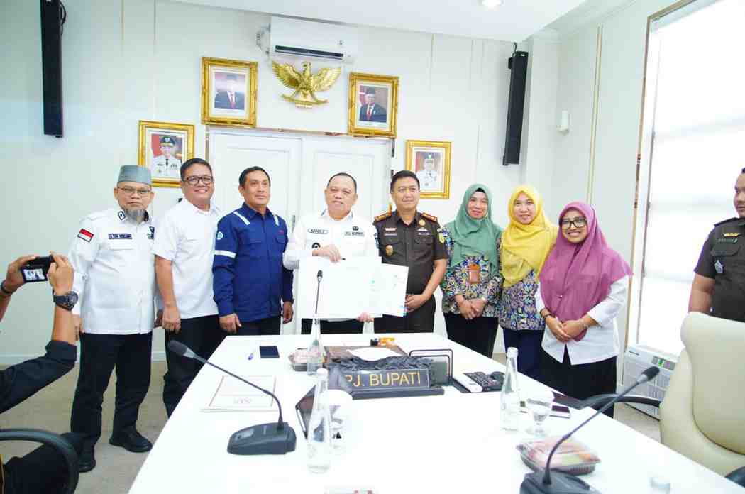 Pj Bupati Muba, Sandi Fahlepi menandantangani pembaharuan pengadaan tanah penetapan lokasi (Penlok) pembangunan Tol Betung (Simpang Sekayu) - Tempino - Jambi di Kabupaten Muba, Kamis (25/7/2024). Foto: Kominfo Muba.
