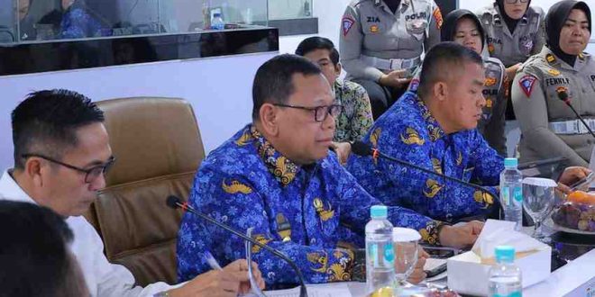 Penjabat (PJ) Walikota Palembang Ucok Abdulrauf Damenta, usai rapat koordinasi, Rabu (17/7/2024). Foto: Sumselheadline/Pitria.