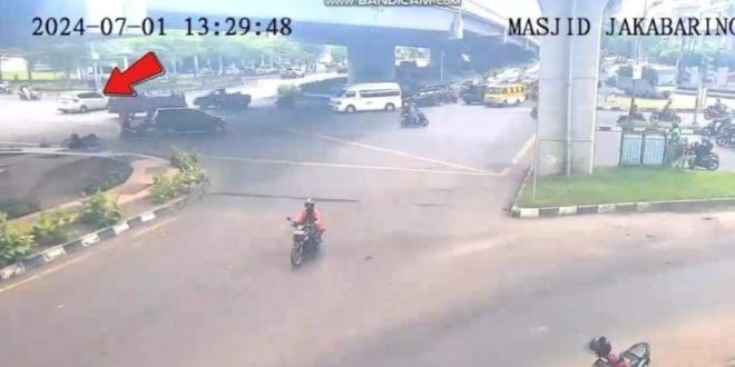 Rekaman video yang viral di medsos, cekcok pengendara dan oknum polantas Palembang. Foto:screenshot medsos.