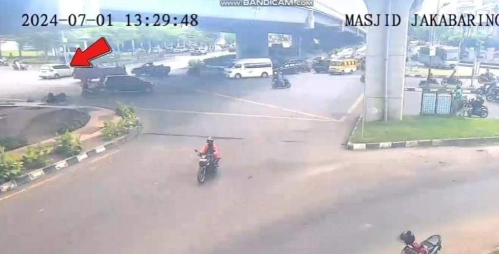 Rekaman video yang viral di medsos, cekcok pengendara dan oknum polantas Palembang. Foto:screenshot medsos.