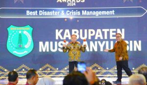 Pj Bupati Muba H Sandi Fahlepi menerima penghargaan CNN Award 2024. Foto: Kominfo Muba.
