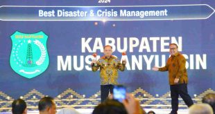 Pj Bupati Muba H Sandi Fahlepi menerima penghargaan CNN Award 2024. Foto: Kominfo Muba.