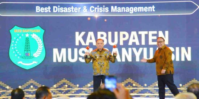 Pj Bupati Muba H Sandi Fahlepi menerima penghargaan CNN Award 2024. Foto: Kominfo Muba.