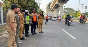 Pj Walikota Palembang, Ucok A Damenta saat meninjau ujicoba contraflow di kawasan Pasar Km5 Palembang, Senin (22/7/2024). Foto: Kominfo Palembang.