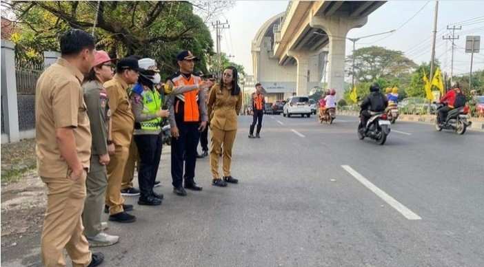 Pj Walikota Palembang, Ucok A Damenta saat meninjau ujicoba contraflow di kawasan Pasar Km5 Palembang, Senin (22/7/2024). Foto: Kominfo Palembang.