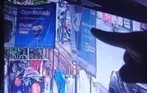 curi Tampak seorang pria menggunakan bentor mencuri di sebuah warung. Foto: screenshoot medsos.