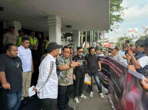 Pj Walikota Palembang, A Damenta menerima para pendomo di halaman kantor Walikota Palembang, Kamis (11/7/2024). Foto: Kominfo Palembang.