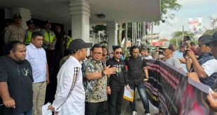 Pj Walikota Palembang, A Damenta menerima para pendomo di halaman kantor Walikota Palembang, Kamis (11/7/2024). Foto: Kominfo Palembang.