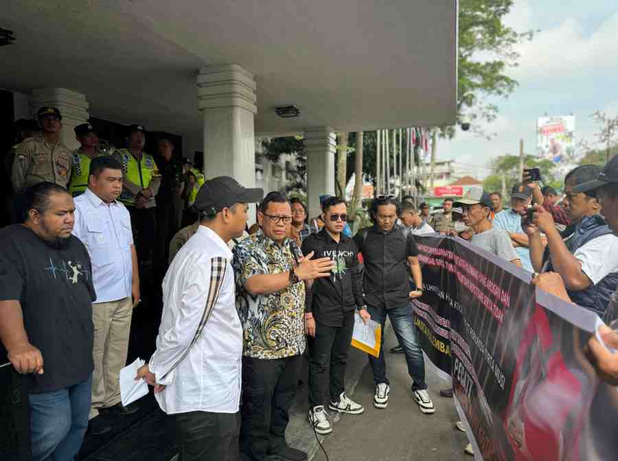 Pj Walikota Palembang, A Damenta menerima para pendomo di halaman kantor Walikota Palembang, Kamis (11/7/2024). Foto: Kominfo Palembang.