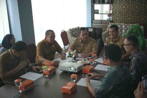 Pj Walikota Palembang, A Damenta memimpin rapat percepatan pembangunan PLTs Keramasan, Selasa (23/7/2024). Foto: Sumselheadline/Pitria.