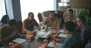 Pj Walikota Palembang, A Damenta memimpin rapat percepatan pembangunan PLTs Keramasan, Selasa (23/7/2024). Foto: Sumselheadline/Pitria.