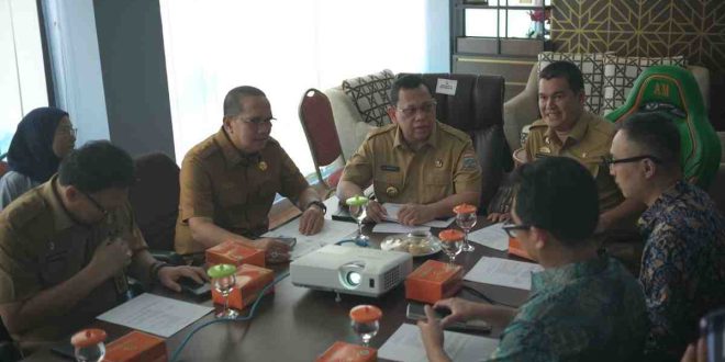 Pj Walikota Palembang, A Damenta memimpin rapat percepatan pembangunan PLTs Keramasan, Selasa (23/7/2024). Foto: Sumselheadline/Pitria.