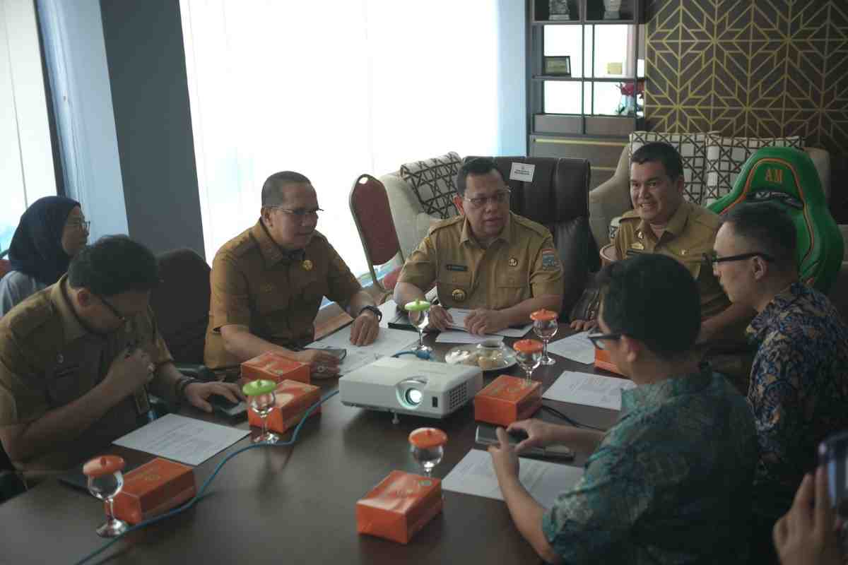 Pj Walikota Palembang, A Damenta memimpin rapat percepatan pembangunan PLTs Keramasan, Selasa (23/7/2024). Foto: Sumselheadline/Pitria.