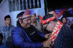 PJ Walikota Palembang, Damenta mendapat kalungan kembang songket dari Yan Coga, Ketua Raja Sriwijaya di 24 Ilir. Minggu (7/7/2024). Foto: Kominfo Palembang.