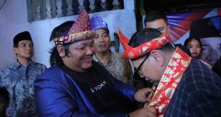 PJ Walikota Palembang, Damenta mendapat kalungan kembang songket dari Yan Coga, Ketua Raja Sriwijaya di 24 Ilir. Minggu (7/7/2024). Foto: Kominfo Palembang.