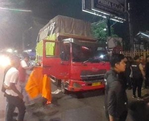 Seorang sopir truk, Sumardi (58) ditemukan meninggal di dalam truk dikemudikannya, Senin (8/7/2024) malam. Foto: Dok Polisi.
