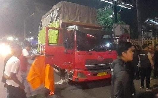 Seorang sopir truk, Sumardi (58) ditemukan meninggal di dalam truk dikemudikannya, Senin (8/7/2024) malam. Foto: Dok Polisi.