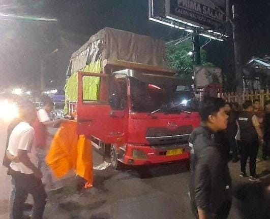 Seorang sopir truk, Sumardi (58) ditemukan meninggal di dalam truk dikemudikannya, Senin (8/7/2024) malam. Foto: Dok Polisi.