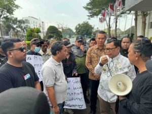 PJ Walikota Palembang, A Damenta menerima puluhan massa yang melakukan aksi demonstrasi di depan Kantor Walikota Palembang, Jumat (5/7/2024). Foto: Sumselheadline/Pitria.
