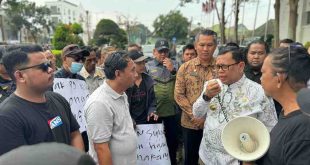 PJ Walikota Palembang, A Damenta menerima puluhan massa yang melakukan aksi demonstrasi di depan Kantor Walikota Palembang, Jumat (5/7/2024). Foto: Sumselheadline/Pitria.