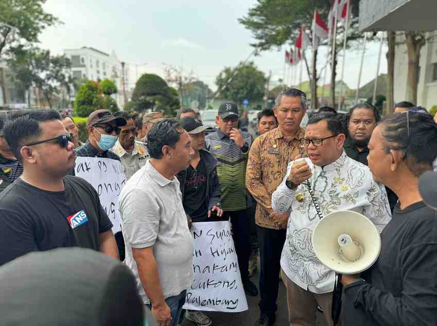 PJ Walikota Palembang, A Damenta menerima puluhan massa yang melakukan aksi demonstrasi di depan Kantor Walikota Palembang, Jumat (5/7/2024). Foto: Sumselheadline/Pitria.