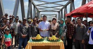 Bersama ribuan warga Banyuasin dan OKI, Herman Deru menggelar syukuran atas selesai dibangunnya jembatan penghubung dua daerah tersebut, Selasa (30/7/2024). Foto: IST
