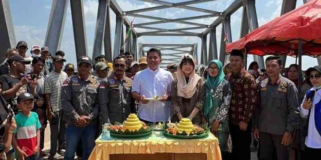 Bersama ribuan warga Banyuasin dan OKI, Herman Deru menggelar syukuran atas selesai dibangunnya jembatan penghubung dua daerah tersebut, Selasa (30/7/2024). Foto: IST